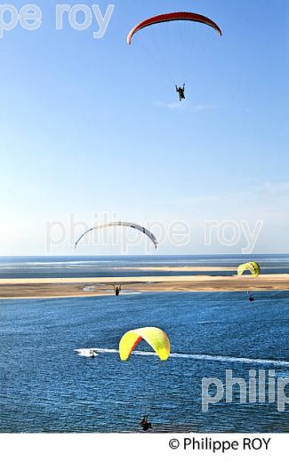 VOL EN PARAPENTE , DEPUIS LA DUNE DU PILAT, BASSIN D' ARCACHON, GIRONDE. (33F30817.jpg)