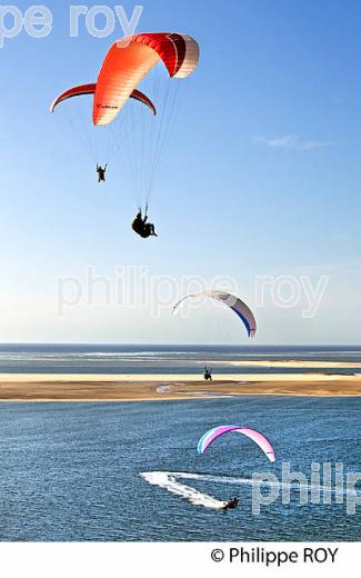 VOL EN PARAPENTE , DEPUIS LA DUNE DU PILAT, BASSIN D' ARCACHON, GIRONDE. (33F30818.jpg)