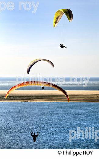 VOL EN PARAPENTE , DEPUIS LA DUNE DU PILAT, BASSIN D' ARCACHON, GIRONDE. (33F30819.jpg)