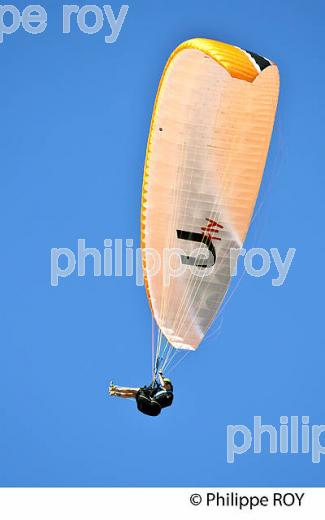 VOL EN PARAPENTE , DEPUIS LA DUNE DU PILAT, BASSIN D' ARCACHON, GIRONDE. (33F30820.jpg)