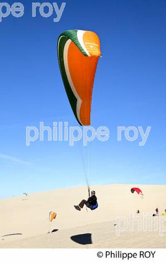 VOL EN PARAPENTE , DEPUIS LA DUNE DU PILAT, BASSIN D' ARCACHON, GIRONDE. (33F30823.jpg)