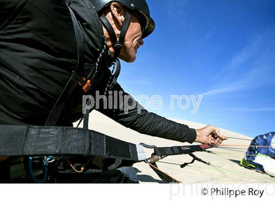 VOL EN PARAPENTE EN DUO  , DEPUIS LA DUNE DU PILAT, BASSIN D' ARCACHON, GIRONDE. (33F30909.jpg)