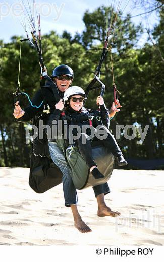 VOL EN PARAPENTE EN DUO  , DEPUIS LA DUNE DU PILAT, BASSIN D' ARCACHON, GIRONDE. (33F30911.jpg)