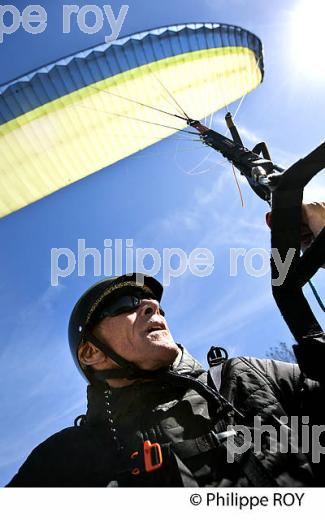 VOL EN PARAPENTE EN DUO  , DEPUIS LA DUNE DU PILAT, BASSIN D' ARCACHON, GIRONDE. (33F30912.jpg)