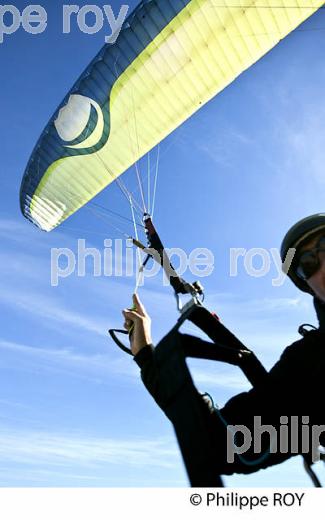 VOL EN PARAPENTE EN DUO  , DEPUIS LA DUNE DU PILAT, BASSIN D' ARCACHON, GIRONDE. (33F30913.jpg)