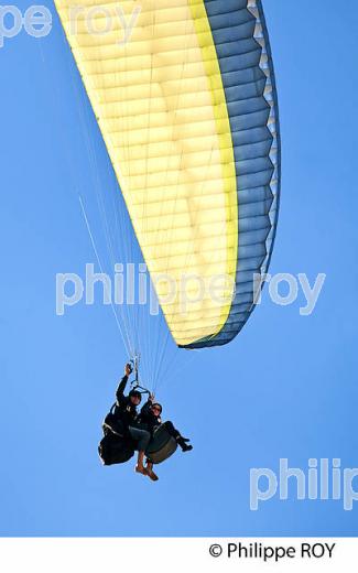 VOL EN PARAPENTE EN DUO  , DEPUIS LA DUNE DU PILAT, BASSIN D' ARCACHON, GIRONDE. (33F30914.jpg)