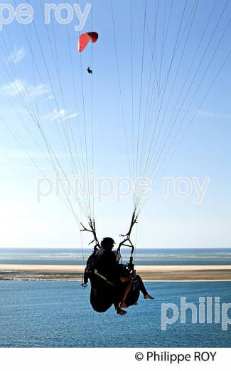 VOL EN PARAPENTE EN DUO  , DEPUIS LA DUNE DU PILAT, BASSIN D' ARCACHON, GIRONDE. (33F30916.jpg)