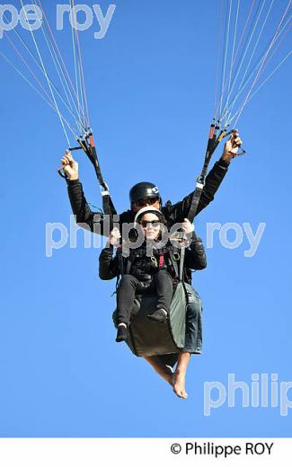 VOL EN PARAPENTE EN DUO  , DEPUIS LA DUNE DU PILAT, BASSIN D' ARCACHON, GIRONDE. (33F30917.jpg)