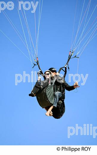 VOL EN PARAPENTE EN DUO  , DEPUIS LA DUNE DU PILAT, BASSIN D' ARCACHON, GIRONDE. (33F30918.jpg)