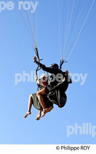 VOL EN PARAPENTE EN DUO  , DEPUIS LA DUNE DU PILAT, BASSIN D' ARCACHON, GIRONDE. (33F30919.jpg)