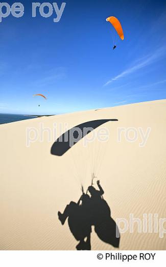 VOL EN PARAPENTE EN DUO  , DEPUIS LA DUNE DU PILAT, BASSIN D' ARCACHON, GIRONDE. (33F30920.jpg)