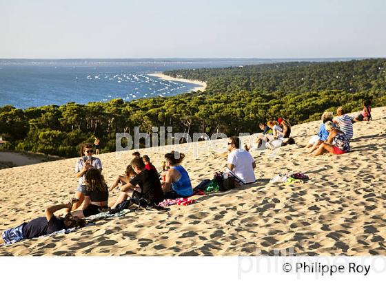 TOURISTES ET CREPUSCULE SUR LA DUNE DU PILAT, BASSIN D' ARCACHON, GIRONDE. (33F31005.jpg)