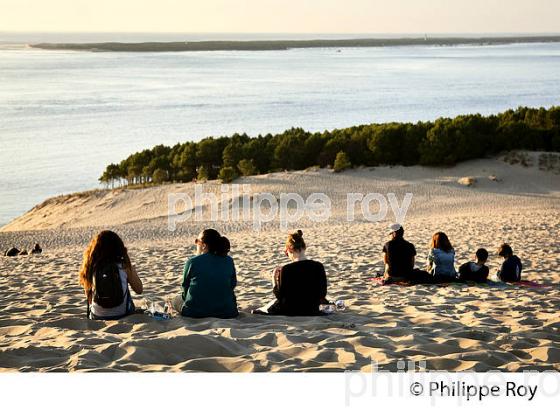 TOURISTES ET CREPUSCULE SUR LA DUNE DU PILAT, BASSIN D' ARCACHON, GIRONDE. (33F31007.jpg)