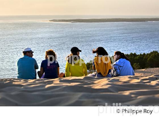 TOURISTES ET CREPUSCULE SUR LA DUNE DU PILAT, BASSIN D' ARCACHON, GIRONDE. (33F31008.jpg)