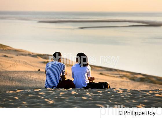 TOURISTES ET CREPUSCULE SUR LA DUNE DU PILAT, BASSIN D' ARCACHON, GIRONDE. (33F31009.jpg)