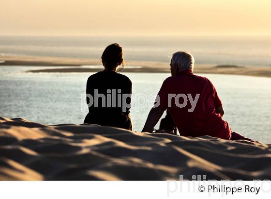 TOURISTES ET CREPUSCULE SUR LA DUNE DU PILAT, BASSIN D' ARCACHON, GIRONDE. (33F31010.jpg)