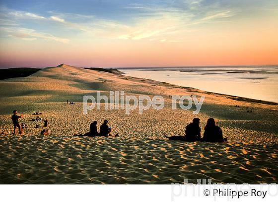 TOURISTES ET CREPUSCULE SUR LA DUNE DU PILAT, BASSIN D' ARCACHON, GIRONDE. (33F31012.jpg)