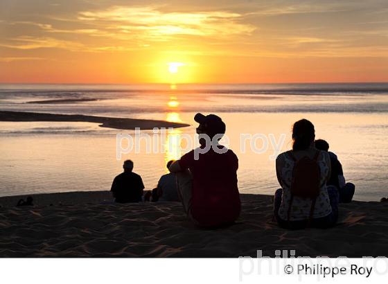 TOURISTES ET CREPUSCULE SUR LA DUNE DU PILAT, BASSIN D' ARCACHON, GIRONDE. (33F31013.jpg)