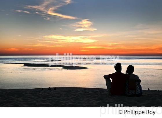 TOURISTES ET CREPUSCULE SUR LA DUNE DU PILAT, BASSIN D' ARCACHON, GIRONDE. (33F31014.jpg)