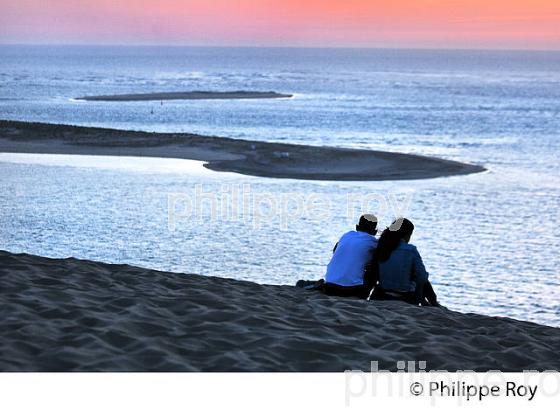 TOURISTES ET CREPUSCULE SUR LA DUNE DU PILAT, BASSIN D' ARCACHON, GIRONDE. (33F31015.jpg)