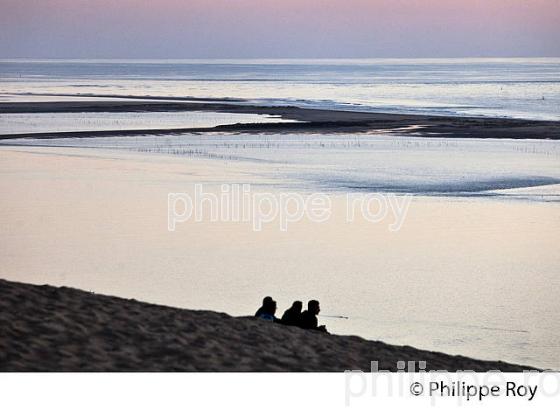 TOURISTES ET CREPUSCULE SUR LA DUNE DU PILAT, BASSIN D' ARCACHON, GIRONDE. (33F31016.jpg)