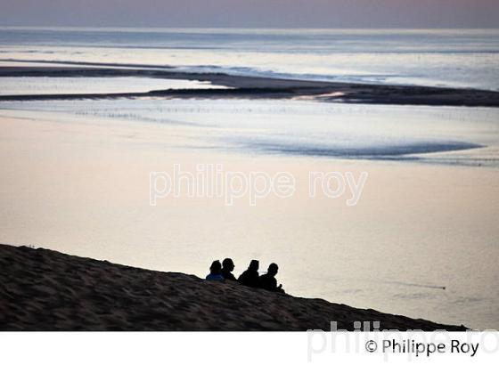 TOURISTES ET CREPUSCULE SUR LA DUNE DU PILAT, BASSIN D' ARCACHON, GIRONDE. (33F31017.jpg)