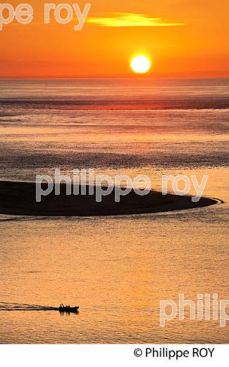 CREPUSCULE SUR LES PASSES DU  BASSIN D' ARCACHON, DUNE DU PILAT, GIRONDE. (33F31029.jpg)