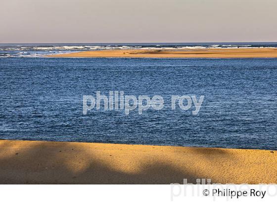 LE BANC DU CHIEN, ET PASSE,  DEPUIS LA PLAGE DU PETIT NICE, PASSES DU  BASSIN D' ARCACHON, GIRONDE. (33F31223.jpg)