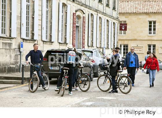 TOURISTES EN VELO , ET LA MAISON DES VINS, CITE DE SAINT-EMILION, GIRONDE (33F31323.jpg)