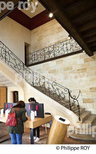 ESCALIER  ET  ATELIER DE DECOUVERTE DES AROMES DU VIN DE LA MAISON DES VINS CITE DE SAINT-EMILION, GIRONDE. (33F31431.jpg)