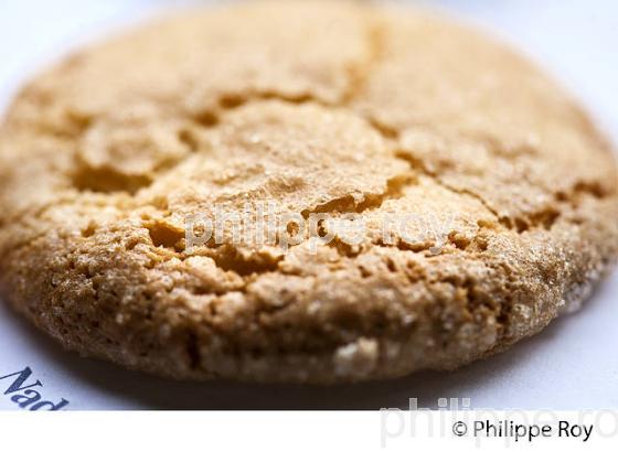 MACARON  DE NADIA FERMIGIER, ANCIENNEMENT  MADAME BLANCHER, CITE DE SAINT-EMILION, GIRONDE. (33F31516.jpg)