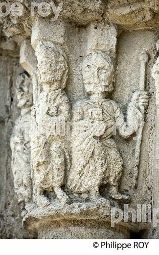 CHAPITEAU , PORCHE, EGLISE ROMANDE DE SAINT CHRISTOPHE DES BARDES, GIRONDE. (33F31701.jpg)