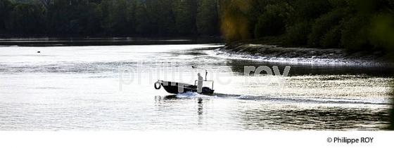 PECHEUR EN  BATEAU A MOTEUR SUR LA DORDOGNE A VIGNONET, JURIDICTION DE SAINT-EMILION, GIRONDE. (33F31816.jpg)