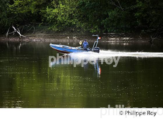 PECHEUR EN  BATEAU A MOTEUR SUR LA DORDOGNE A VIGNONET, JURIDICTION DE SAINT-EMILION, GIRONDE. (33F31820.jpg)