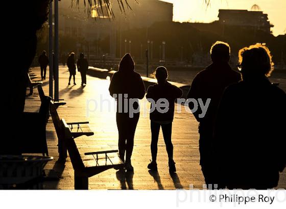 PROMENADEAU SOIR ,  GRANDE PLAGE D' ARCACHON, GIRONDE. (33F31922.jpg)