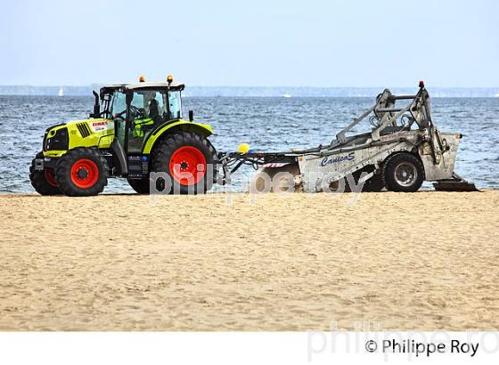 NETTOYAGE DE LA GRANDE PLAGE D' ARCACHON, GIRONDE. (33F31924.jpg)