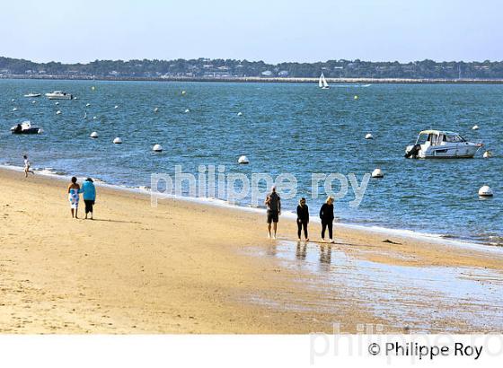 PROMENEURS SUR LA GRANDE PLAGE, ARCACHON, GIRONDE. (33F31925.jpg)