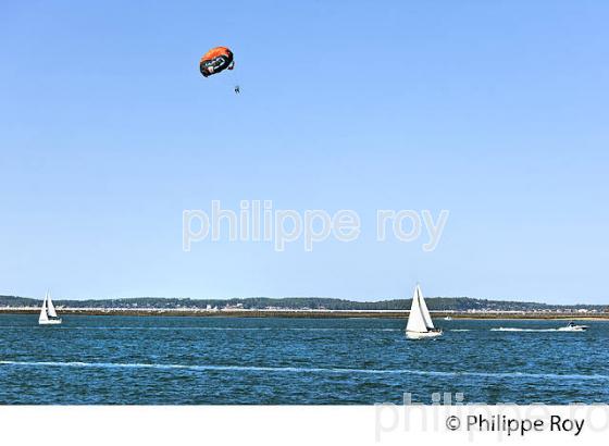 PARACHUTE ASCENTIONNEL ET VOILIER, BASSIN D' ARCACHON, GIRONDE. (33F31926.jpg)
