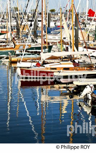 VOILIERS EN BOIS DANS LE PORT D' ARCACHON, BASSIN D' ARCACHON, GIRONDE. (33F32240.jpg)