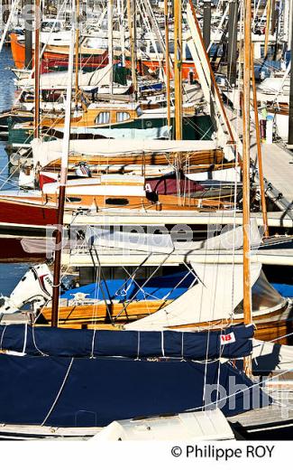 VOILIERS EN BOIS DANS LE PORT D' ARCACHON, BASSIN D' ARCACHON, GIRONDE. (33F32301.jpg)