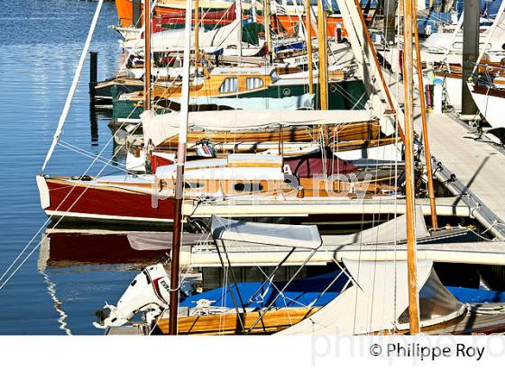 VOILIERS EN BOIS DANS LE PORT D' ARCACHON, BASSIN D' ARCACHON, GIRONDE. (33F32303.jpg)