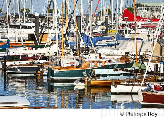 VOILIERS EN BOIS DANS LE PORT D' ARCACHON, BASSIN D' ARCACHON, GIRONDE. (33F32305.jpg)
