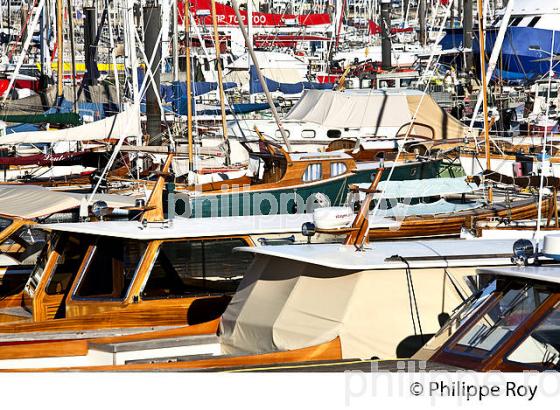 VEDETTES  A MOTEUR, EN BOIS,  DANS LE PORT D' ARCACHON, BASSIN D' ARCACHON, GIRONDE. (33F32307.jpg)
