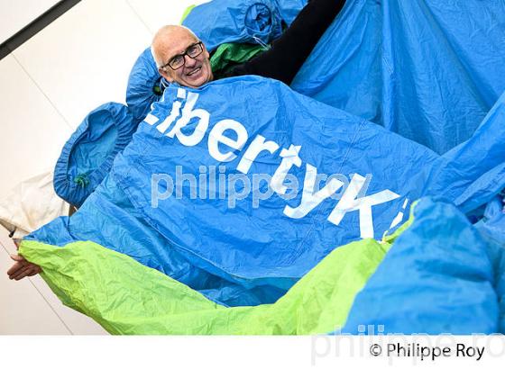 LE NAVIGATEUR YVES PARLIER, ET VOILE KITE, LIBERTY KITE,  LA TESTE DE BUCH, GIRONDE. (33F32329.jpg)