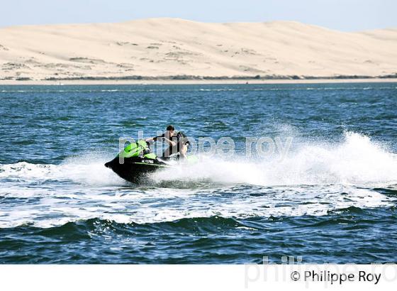 JET-SKI  ET DUNE DU PILAT, BASSIN D' ARCACHON, GIRONDE. (33F32430.jpg)