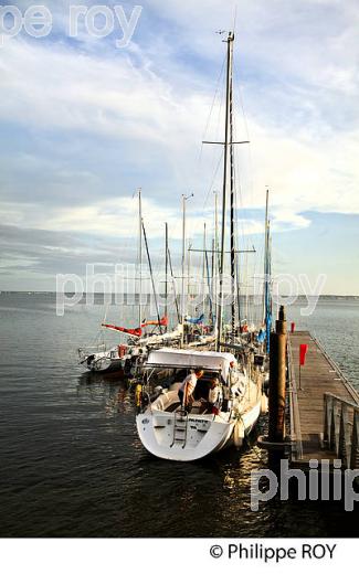 VOILIER A QUAI, ANDERNOS-LES-BAINS, BASSIN D' ARCACHON, GIRONDE. (33F32506.jpg)