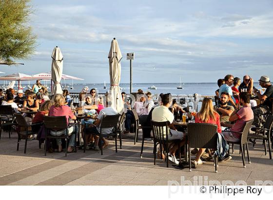 TERRASSE DE CAFE   EN  FRONT DE MER , ANDERNOS-LES-BAINS, BASSIN D' ARCACHON, GIRONDE. (33F32511.jpg)