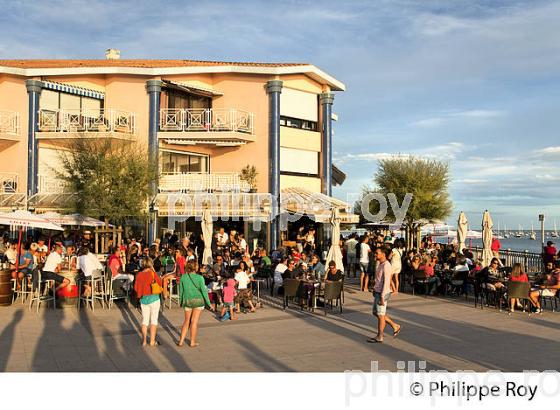 TERRASSE DE CAFE   EN  FRONT DE MER , ANDERNOS-LES-BAINS, BASSIN D' ARCACHON, GIRONDE. (33F32513.jpg)