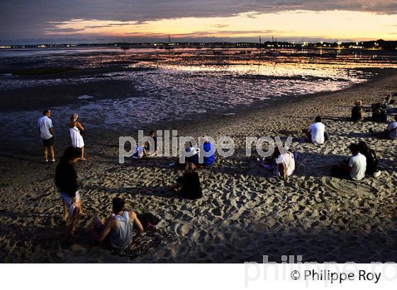 PLAGE ET FRONT DE MER, LE SOIR , ANDERNOS-LES-BAINS, BASSIN D' ARCACHON, GIRONDE. (33F32519.jpg)