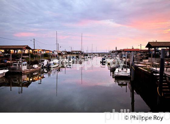 CREPUSCULE, PORT OSTREICOLE D'  ANDERNOS-LES-BAINS, BASSIN D' ARCACHON, GIRONDE. (33F32601.jpg)